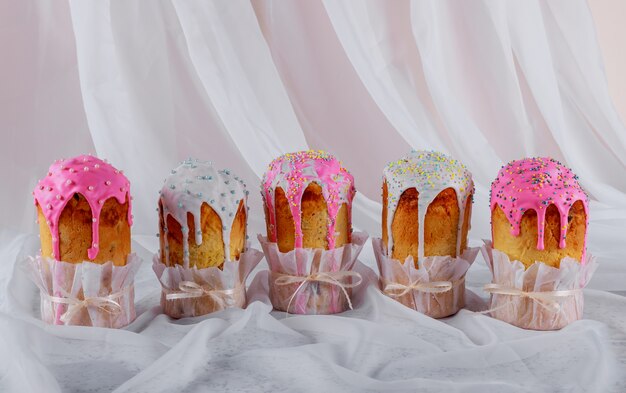 Foto kulich tradizionale delle torte pasquali del pane di pasqua con la decorazione bianca della glassa