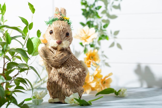 Coniglietto pasquale uova colorate e fiori primaverili su sfondo bianco carta festiva di pasqua con gratis