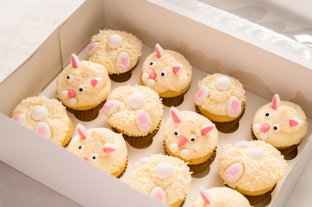 Cupcakes del coniglietto di pasqua in una scatola bianca del bigné.