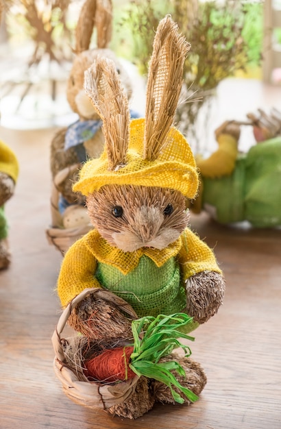 건초 재료로 만든 부활절 토끼. 부활절 날에 장식하고 축하합니다.