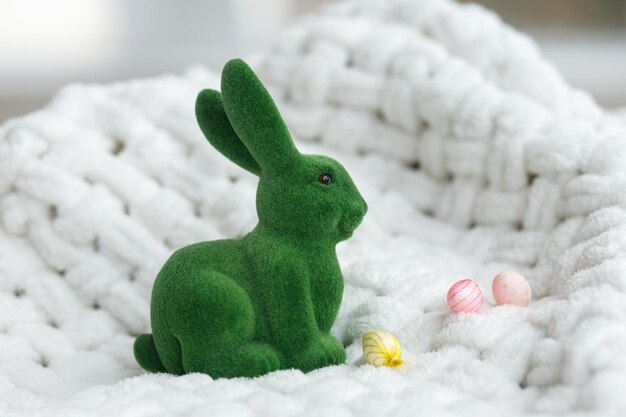 Photo easter bunny rabbit statuette easter toys close up copy space