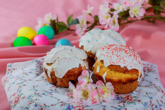 Пасхальный кулич и яркие крашеные яйца, собранные вместе с мясной пасхальной композицией из сладкого хлеба