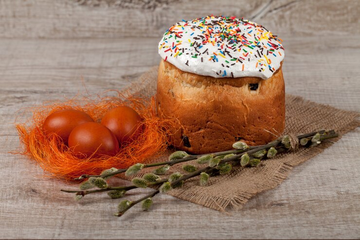 Кулич и крашеные яйца