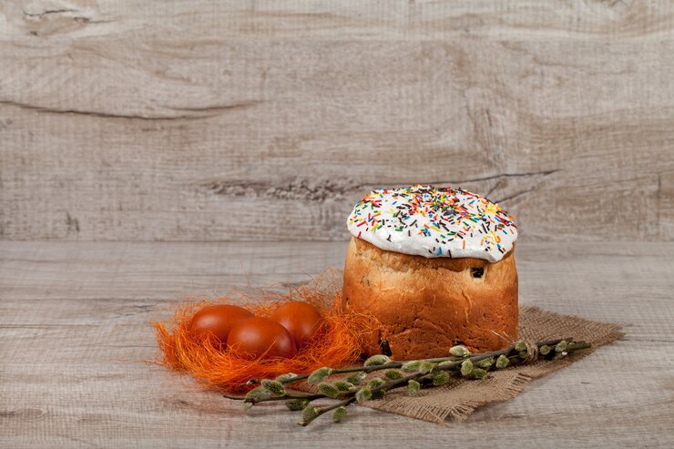 Кулич и крашеные яйца