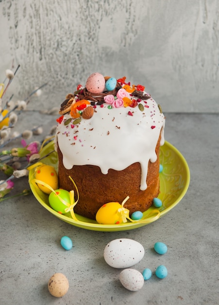 Foto torta di pasqua e uova colorate sulla tavola festiva di pasqua