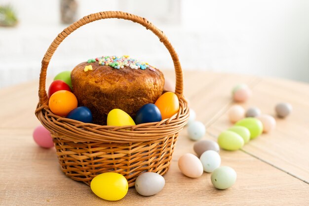 부활절 케이크와 축제 부활절 테이블에 다채로운 계란.