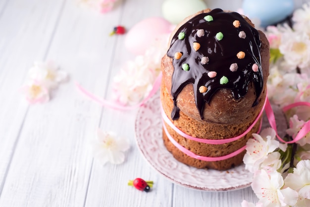 Easter cake and colorful eggs o