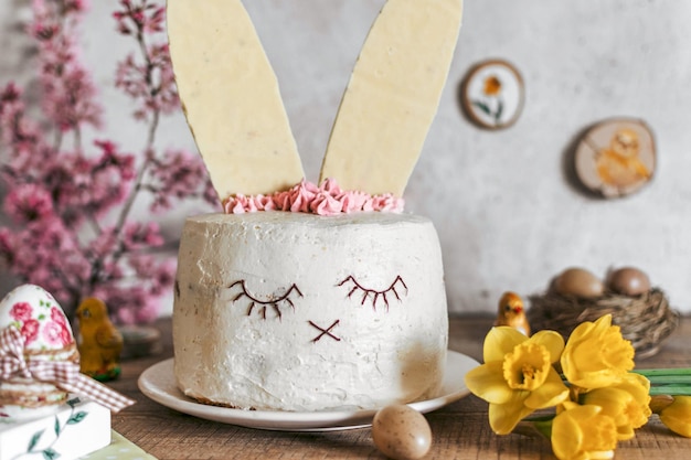 Foto torta di pasqua decorata come un coniglietto cibo festivo deserto primavera uova di pasqua fiori