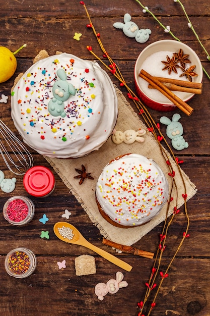 Decorazione torta di pasqua. zucchero a velo, topping, perle commestibili