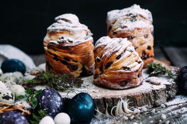 Пасхальный кулич Пасхальные яйца на сером фоне