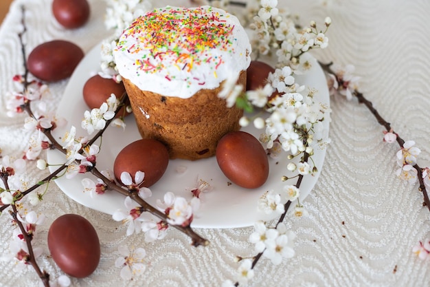 イースター ケーキと塗装卵。近くのテーブルの上に咲く花束。