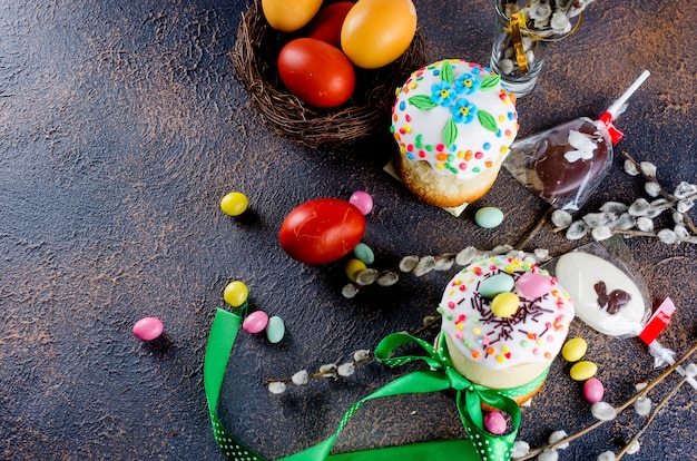 부활절 케이크, 빨간 계란, 휴일 장식 및 부활절을위한 장소 설정
