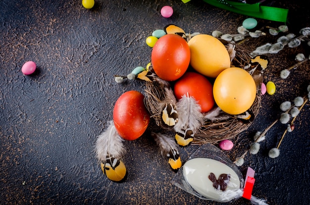 Пасхальный кулич, красные яйца, праздничные украшения и место установки на Пасху