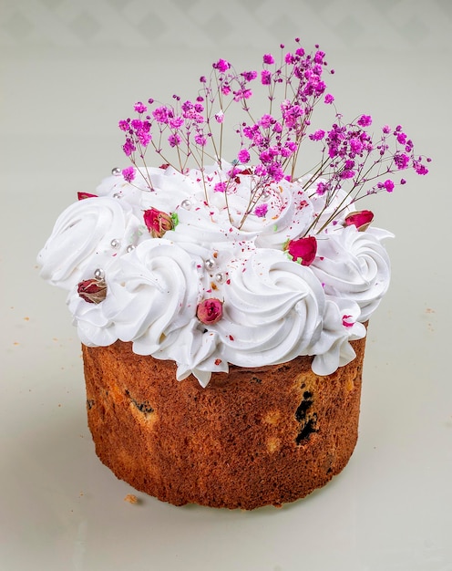 Пасхальный торт с декоративными элементами, фигурками и начинками