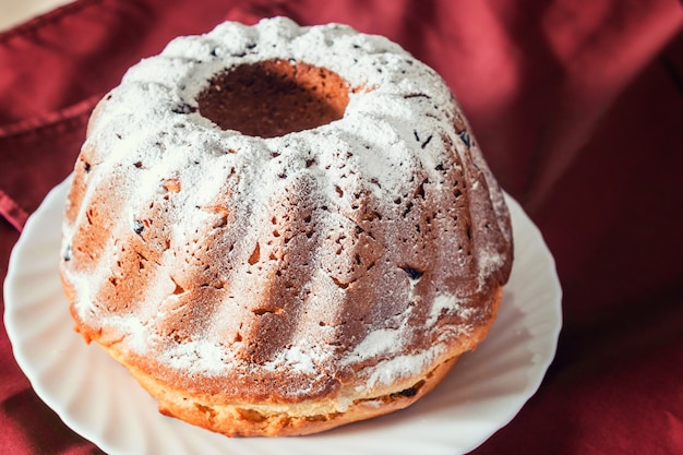 Кулич с сахарной пудрой и изюмом