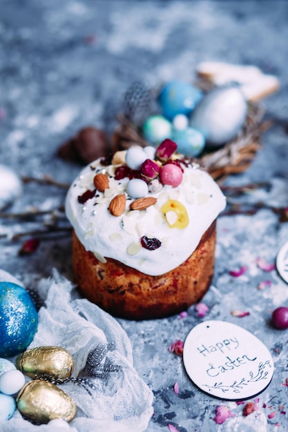 Foto torta pasquale con meringa e decorazione sul tavolo