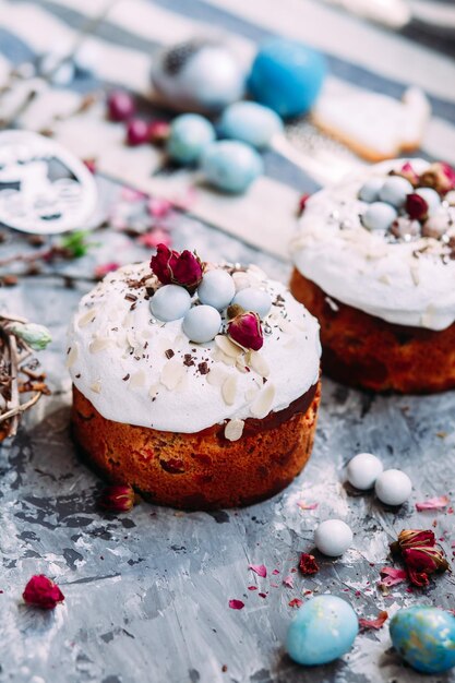 Foto torta pasquale con meringa e decorazione sul tavolo