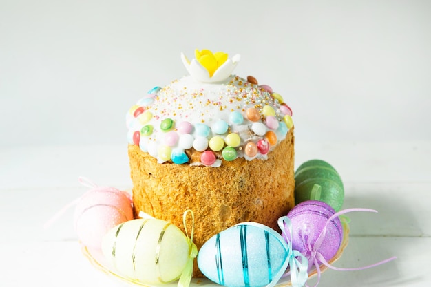 Foto torta di pasqua con uova dipinte su un piatto in un interno grigio cibo tradizionale festivo