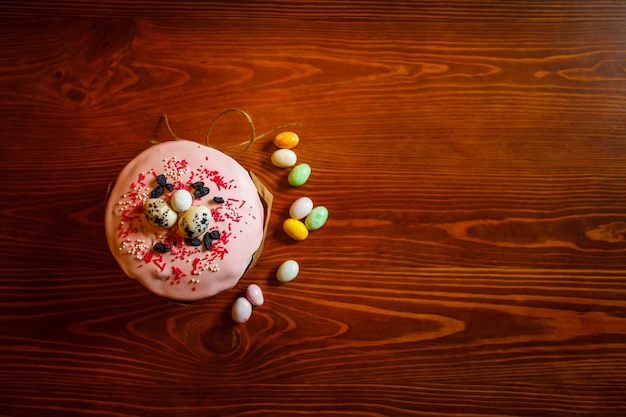 Foto torta di pasqua su fondo di legno. spazio della copia. struttura di legno. progettazione della molla di festa. vista dall'alto. buona pasqua.