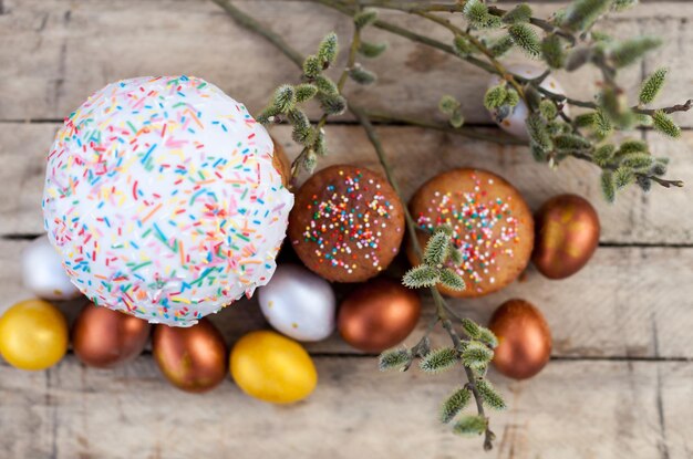Easter cakes and colored eggs on wooden backgroundxDxA