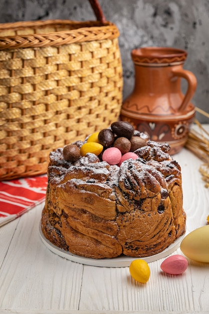 Dolci pasquali su un tavolo di legno bianco