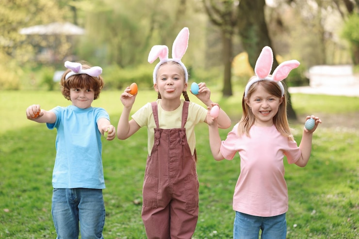 Photo easter celebration cute little children in bunny ears holding painted eggs outdoors
