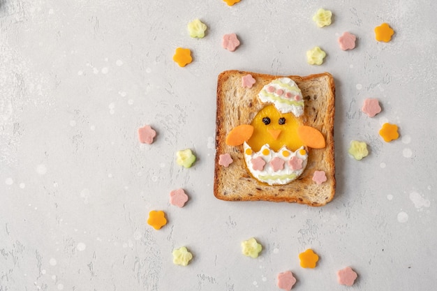 Pulcino di pasqua con guscio d'uovo nel toast buco