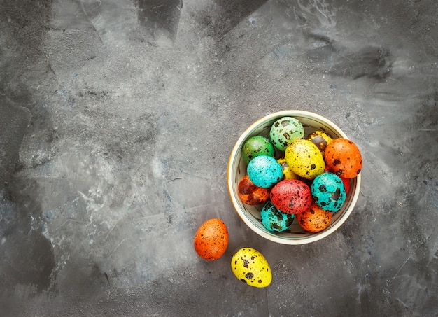 Uova colorate pasqua su uno sfondo scuro