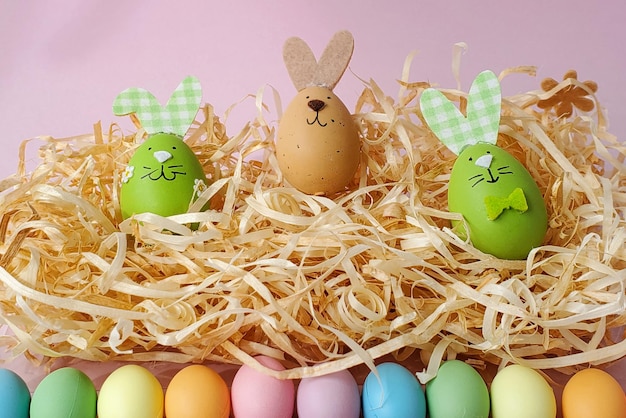 파스텔 색상 copyspace 미니멀리즘에서 휴일 부활절 배경의 부활절 다채로운 계란 상징