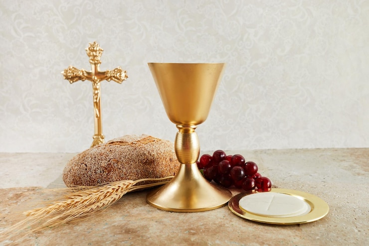 Photo easter communion still life with chalice of wine and bread