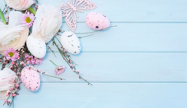 Foto composizione pasquale di fiori e uova di pasqua