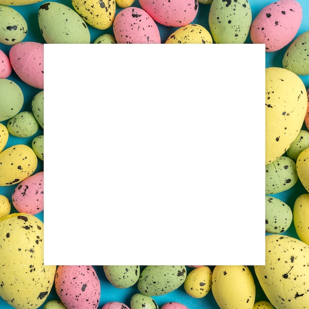 Foto composizione pasquale realizzata con uova colorate.