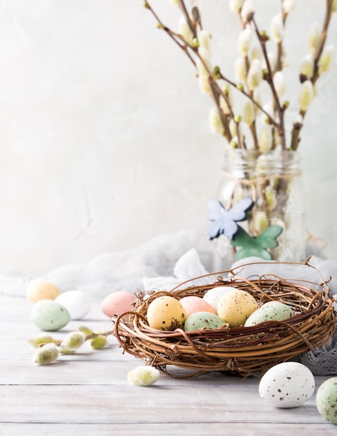 Photo easter composition of quail eggs in the nest