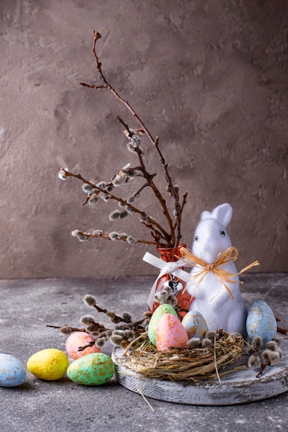 Composizione di pasqua con uovo decorativo di colore