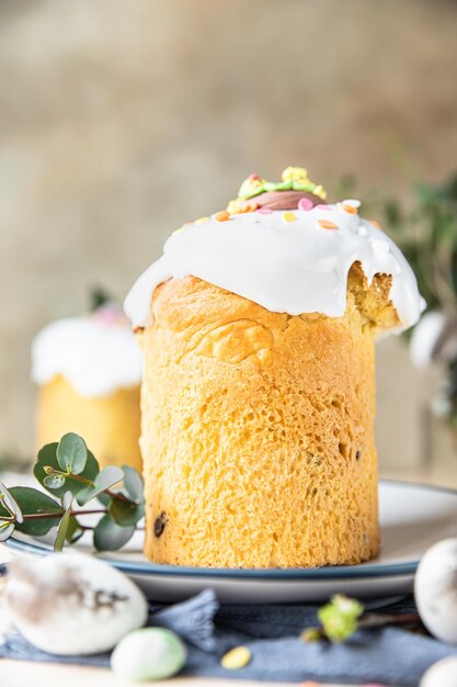 Foto composizione pasquale con il tradizionale pane dolce ortodosso kulich