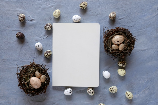 Foto concetto di pasqua. uova di quaglia decorative di pasqua e su un fondo grigio, vista superiore, spazio della copia.