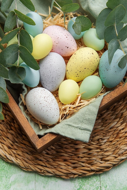 테이블에 나무 상자에 부활절 장식 색깔의 부활절 달걀