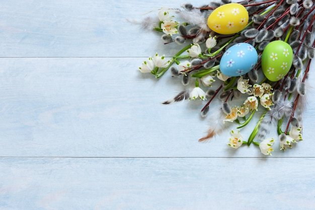 Decorazione di pasqua uova di pasqua, salice e bucaneve. vista dall'alto, da vicino, distesi