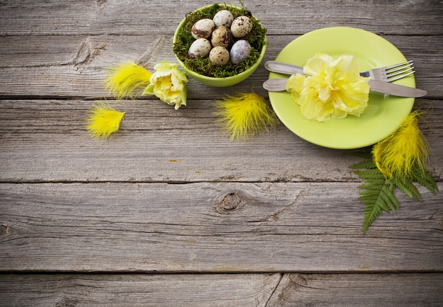 Photo easter decoration on old wooden table