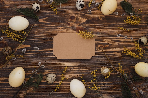イースターエッグと春の花のイースター装飾。木製の黄色い卵