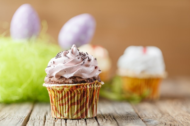 Decorazione di pasqua con erba verde