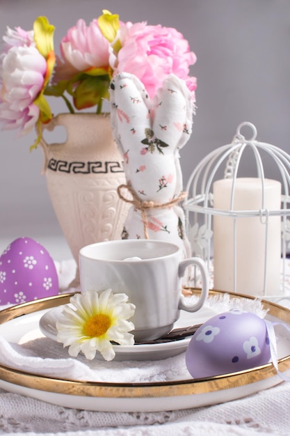 테이블에 부활절 장식 테이블 장식 토끼 당근 페인트 계란과 쟁반에 꽃의 꽃다발