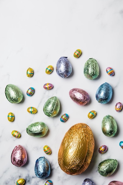 Dolcetti di cioccolato all'uovo di pasqua avvolti in un foglio colorato lucido