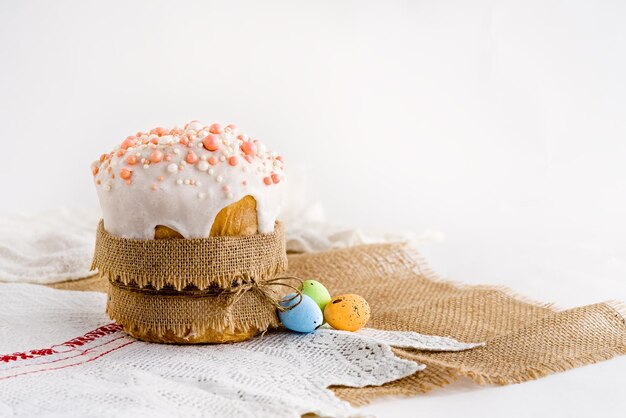 Пасхальное яйцо и пирог на светлом фоне стола Счастливый пасхальный фон для весенних праздников