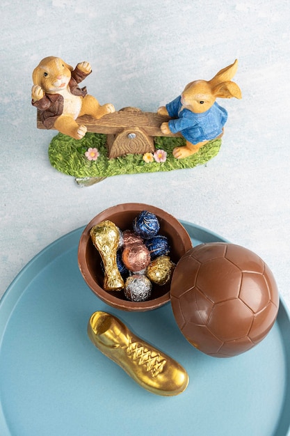 Foto uova di pasqua a forma di palla da calcio riempite di piccoli cioccolatini assortiti_5