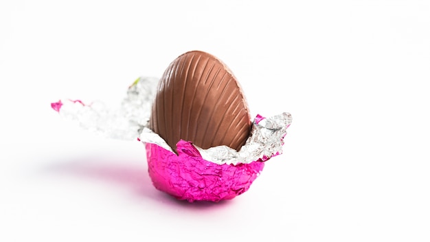 Пасхальное яйцо, развернутое в розовой фольге