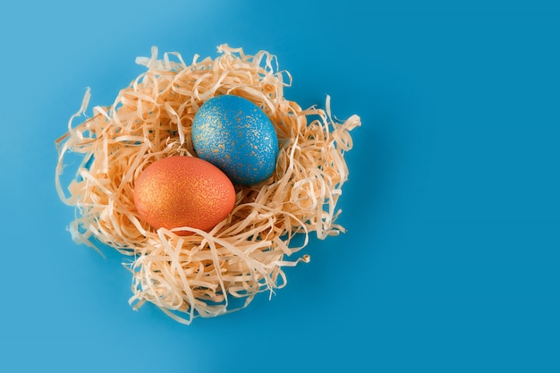 Le uova di pasqua sono dipinte di blu con oro e oro arancione.