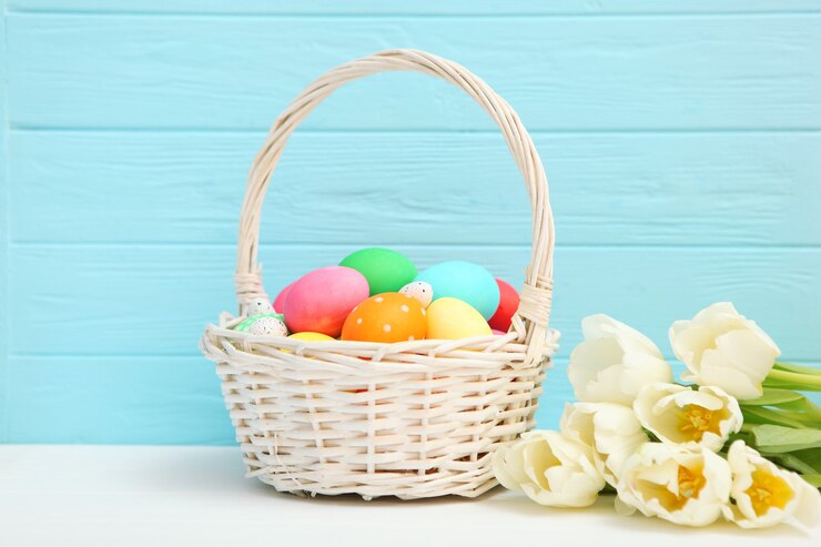 Photo easter eggs in a basket and flowers on the table