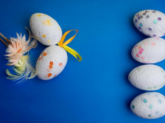 Пасхальные яйца на синем фоне вид сверху макет