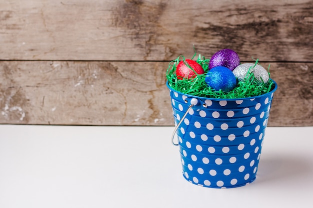 Photo easter eggs in blue tin bucket